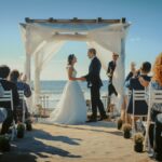 Casal se casa na praia e fica chocado com o que os espectadores notam no oceano