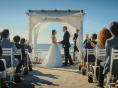 Casal se casa na praia e fica chocado com o que os espectadores notam no oceano Casal se casa na praia e fica chocado com o que os espectadores notam no oceano