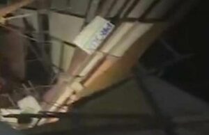 Casamento arruinado enquanto convidados se abrigavam em galpão destruído por tempestade Descendo no que deveria ser o melhor dia da vida de um casal feliz, uma tempestade monstruosa de granizo, vento, relâmpagos e chuva torrencial atingiu diretamente um casamento no campo na noite de sábado.