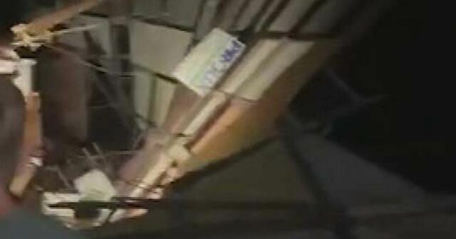 Descendo no que deveria ser o melhor dia da vida de um casal feliz, uma tempestade monstruosa de granizo, vento, relâmpagos e chuva torrencial atingiu diretamente um casamento no campo na noite de sábado.