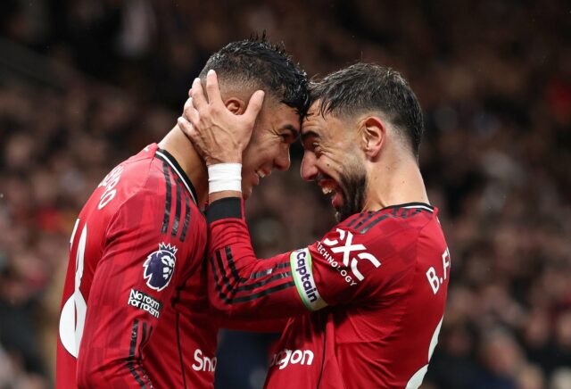 Bryan Mbeumo, Casemiro e Bruno Fernandes observam durante a partida de futebol da Premier League entre Manchester United e Chelsea em Old Trafford, em Manchester, Inglaterra, em 2025.