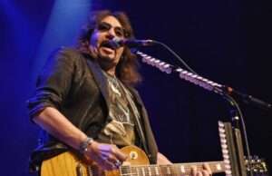 Causa da morte do guitarrista do Kiss, Ace Frehley, confirmada pelo legista de Nova Jersey Causa da morte do guitarrista do Kiss, Ace Frehley, confirmada pelo legista de Nova Jersey