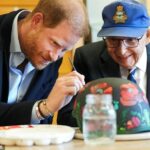 Harry pintou papoulas em um capacete do exército com o veterano Jim LaForce, de 101 anos, que serviu na Força Aérea Real Canadense durante a Segunda Guerra Mundial