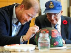 Cenas comoventes em que o Príncipe Harry conhece alguns dos veteranos mais antigos do Canadá e beija a mão de um homem de 91 anos – além de colecionar o boné de beisebol de outro time Harry pintou papoulas em um capacete do exército com o veterano Jim LaForce, de 101 anos, que serviu na Força Aérea Real Canadense durante a Segunda Guerra Mundial