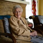 Sally Burns, de San Jose, à direita, comemora depois de preencher todos os seus quadrados enquanto jogava bingo musical com outros clientes no Live Oak Adult Day Services em San Jose, Califórnia, na segunda-feira, 17 de novembro de 2025. Burns comemorou seu 105º aniversário em 15 de outubro. (José Carlos Fajardo/Bay Area News Group)