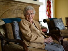 Centenários da Bay Area compartilham como é a gratidão aos 100 anos Sally Burns, de San Jose, à direita, comemora depois de preencher todos os seus quadrados enquanto jogava bingo musical com outros clientes no Live Oak Adult Day Services em San Jose, Califórnia, na segunda-feira, 17 de novembro de 2025. Burns comemorou seu 105º aniversário em 15 de outubro. (José Carlos Fajardo/Bay Area News Group)