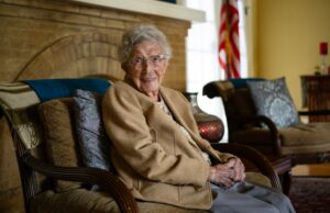 Centenários da Bay Area compartilham como é a gratidão aos 100 anos Sally Burns, de San Jose, à direita, comemora depois de preencher todos os seus quadrados enquanto jogava bingo musical com outros clientes no Live Oak Adult Day Services em San Jose, Califórnia, na segunda-feira, 17 de novembro de 2025. Burns comemorou seu 105º aniversário em 15 de outubro. (José Carlos Fajardo/Bay Area News Group)
