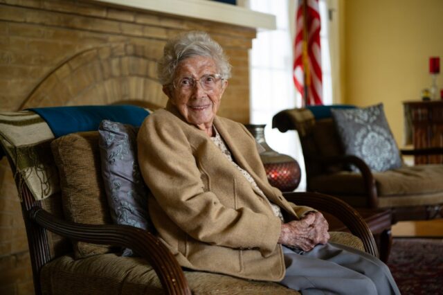 Sally Burns, de San Jose, à direita, comemora depois de preencher todos os seus quadrados enquanto jogava bingo musical com outros clientes no Live Oak Adult Day Services em San Jose, Califórnia, na segunda-feira, 17 de novembro de 2025. Burns comemorou seu 105º aniversário em 15 de outubro. (José Carlos Fajardo/Bay Area News Group)