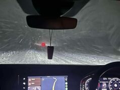 Centenas de motoristas ficam presos nas charnecas de North York enquanto nevascas deixam as estradas intransitáveis e as temperaturas caem em -11°C no Ártico Motorista é visto dirigindo em condições perigosas de neve