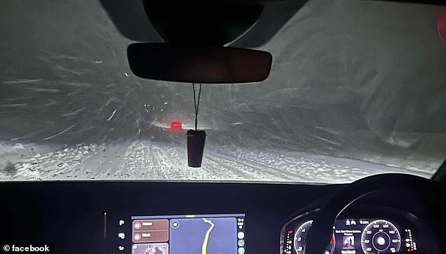 Centenas de motoristas ficam presos nas charnecas de North York Motorista é visto dirigindo em condições perigosas de neve