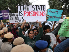 Centenas de pessoas protestam contra a poluição do ar em Nova Delhi Centenas de pessoas protestam contra a poluição do ar em Nova Delhi
