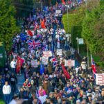 Moradores furiosos saíram às ruas mais uma vez em uma grande reação contra os planos do governo de transferir centenas de homens solitários em busca de asilo para um campo de treinamento do exército nos arredores de Crowborough, East Sussex.