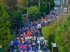 Centenas de pessoas protestam contra os planos de abrigar 600 homens solitários em busca de asilo em quartéis do exército perto de suas casas Moradores furiosos saíram às ruas mais uma vez em uma grande reação contra os planos do governo de transferir centenas de homens solitários em busca de asilo para um campo de treinamento do exército nos arredores de Crowborough, East Sussex.
