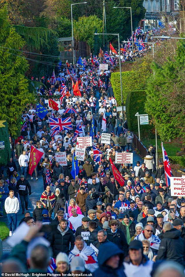 Centenas de pessoas protestam contra os planos de abrigar 600 Moradores furiosos saíram às ruas mais uma vez em uma grande reação contra os planos do governo de transferir centenas de homens solitários em busca de asilo para um campo de treinamento do exército nos arredores de Crowborough, East Sussex.