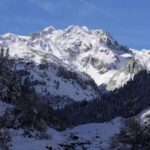 Centenas iniciam busca após avalanche enterrar esquiadores e snowboarders