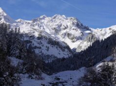 Centenas iniciam busca após avalanche enterrar esquiadores e snowboarders Centenas iniciam busca após avalanche enterrar esquiadores e snowboarders
