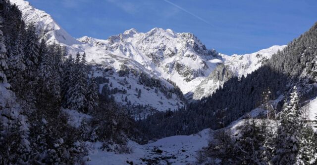 Centenas iniciam busca após avalanche enterrar esquiadores e snowboarders
