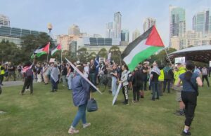 Centenas protestam contra grande exposição de armas em Sydney Centenas protestam contra grande exposição de armas em Sydney