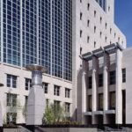 Certa manhã, um advogado foi ao tribunal, sem saber que um suposto assassino da Irmandade Ariana estava procurando por ele