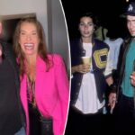 Charlie Sheen, ex-Dolly Fox dos anos 80, se aproxima novamente após seu livro de memórias