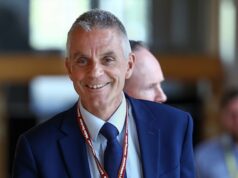 Chefe e chefe de notícias da BBC renunciaram por causa da indignação com o vídeo de Trump Tim Davie renunciou ao cargo de diretor-geral da BBC.