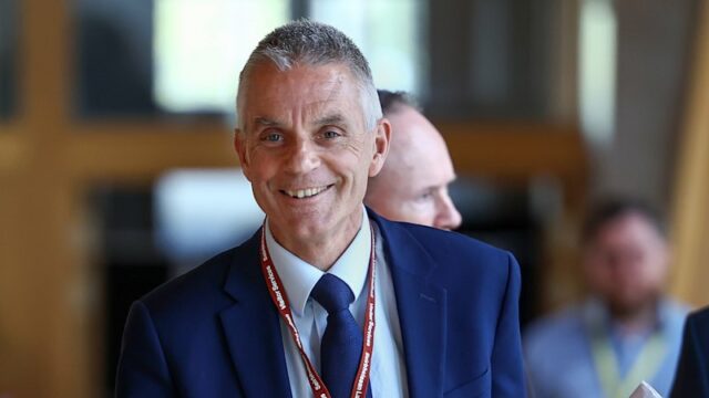 Chefe e chefe de notícias da BBC renunciaram por causa Tim Davie renunciou ao cargo de diretor-geral da BBC.