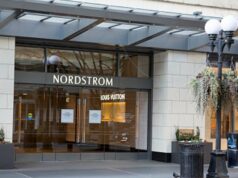 Chegou a hora! Tudo que vale a pena comprar na venda cibernética oficial da Nordstrom (até agora) Victoria Magrath usa um pulôver de lã laranja vermelho e rosa com gola alta, saia plissada de renda preta e bolsa de couro preta, durante a London Fashion Week de setembro de 2019 em 15 de setembro de 2019 em Londres, Inglaterra.