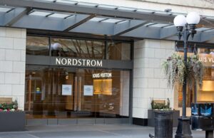 Chegou a hora! Tudo que vale a pena comprar na venda cibernética oficial da Nordstrom (até agora) Victoria Magrath usa um pulôver de lã laranja vermelho e rosa com gola alta, saia plissada de renda preta e bolsa de couro preta, durante a London Fashion Week de setembro de 2019 em 15 de setembro de 2019 em Londres, Inglaterra.
