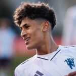 Chido Obi e Joshua Zirkzee do Manchester United em ação durante uma sessão de treinamento da primeira equipe no Carrington Training Ground em 17 de outubro de 2025