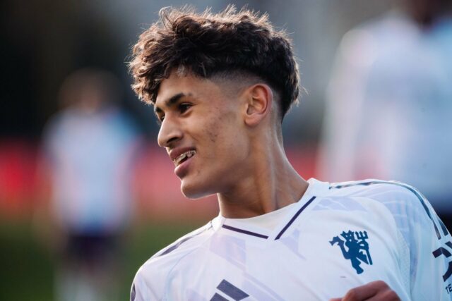 Chido Obi reage ao hat-trick de JJ Gabriel pelo Man Chido Obi e Joshua Zirkzee do Manchester United em ação durante uma sessão de treinamento da primeira equipe no Carrington Training Ground em 17 de outubro de 2025