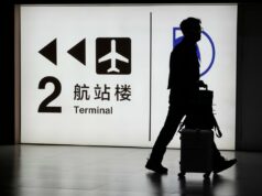 China apresenta sua própria versão do visto H-1B à medida que as fronteiras dos EUA ficam mais estreitas Um passageiro chega ao Aeroporto Capital em Pequim (AP)