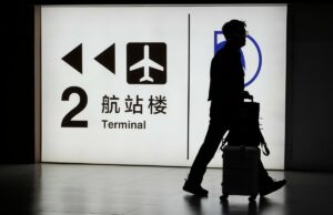 China apresenta sua própria versão do visto H-1B à medida que as fronteiras dos EUA ficam mais estreitas Um passageiro chega ao Aeroporto Capital em Pequim (AP)