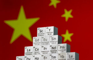 China está revertendo restrições a minerais de terras raras, diz Casa Branca In this photo illustration, metal cubes representing rare earth elements including Scandium (Sc), Yttrium (Y), Neodymium (Nd), Lanthanum (La), and others are stacked in a stepped formation in front of the national flag of China