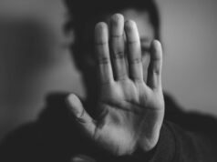 China força a Apple a remover os aplicativos de namoro gay mais populares China força Apple a remover os aplicativos de namoro gay mais populares | Foto de uma mulher segurando a mão em um gesto de parada