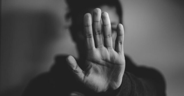 China força Apple a remover os aplicativos de namoro gay mais populares | Foto de uma mulher segurando a mão em um gesto de parada