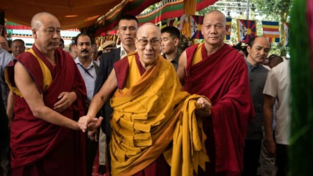 China invade fotos de Dalai Lama em mosteiros e casas China invade fotos de Dalai Lama em mosteiros e casas tibetanas