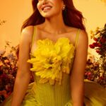 Chiquis alinha chakras e defende imigrantes em 'Flores En Mi Alma'