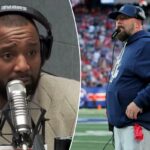 Um homem com fones de ouvido e barba está sentado em frente a um microfone com o logotipo da ESPN Nova York.