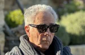 Chuck Lorre, James Burrows, Glen e Les Charles, Ted Danson prestam homenagem a Bob Broder no Laugh-Filled Memorial Service Bob Broder crop