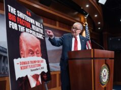 Chuck Schumer enfrenta fúria democrática após acordo de paralisação do governo Chuck Schumer enfrenta fúria democrática após acordo de paralisação do governo