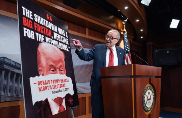 Chuck Schumer enfrenta fúria democrática após acordo de paralisação do governo
