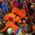 Chuva forte provoca deslizamento de terra em Trenggalek, quatro pessoas morreram e uma ficou gravemente ferida