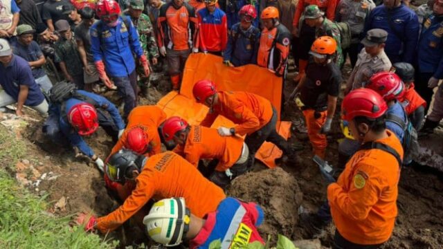 Chuva forte provoca deslizamento de terra em Trenggalek, quatro pessoas Chuva forte provoca deslizamento de terra em Trenggalek, quatro pessoas morreram e uma ficou gravemente ferida