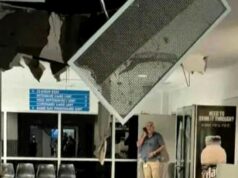 Ciclone Fina corta energia e derruba árvores no Território do Norte Parte do teto desabou em um dos principais hospitais de Darwin, o Royal Darwin Hospital, quando o ciclone Fina destruiu a cidade.