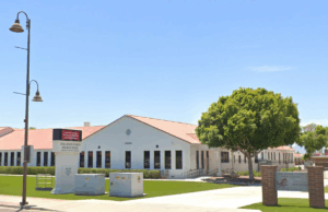 Cidade furiosa depois de ser ‘enganada’ com um aumento de 89% no imposto sobre a propriedade para financiar um estádio de futebol coberto de US $ 80 milhões Moradores de Tolleson, Arizona, estão furiosos, alegando que seus impostos sobre a propriedade estão disparando devido a um título de melhoria do distrito escolar (Google Maps)