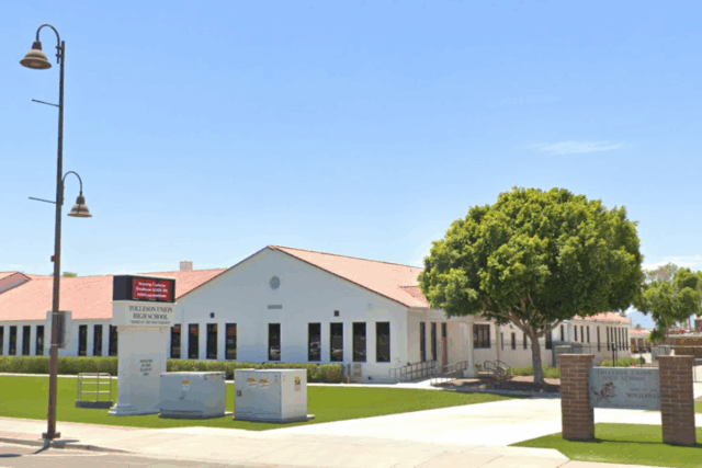 Moradores de Tolleson, Arizona, estão furiosos, alegando que seus impostos sobre a propriedade estão disparando devido a um título de melhoria do distrito escolar (Google Maps)