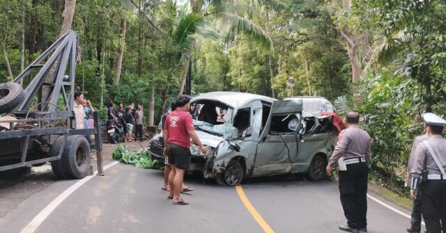 Cinco turistas mortos em acidente de microônibus em Bali Cinco turistas mortos em acidente de microônibus em Bali