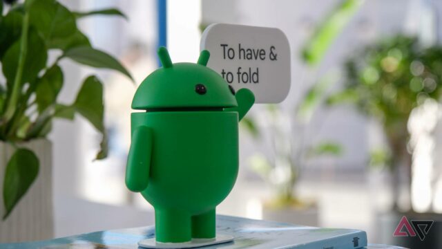 'Cinnamon Bun' praticamente confirmado como codinome do Android 17 Mascote do Android 16 usando óculos escuros azuis com os braços levantados, cercado por ícones de aplicativos