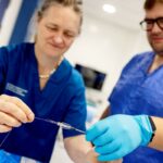 Prof Iris Grunwald demonstra tecnologia para trombectomia transatlântica.