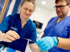 Cirurgião dos EUA realiza a primeira cirurgia “remota” do mundo – a 4 mil milhas através do Atlântico Prof Iris Grunwald demonstra tecnologia para trombectomia transatlântica.